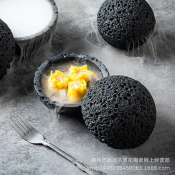 Kūrybos planetos dubenį molekulinė virtuvė kūrybinė imitacija, vulkaninės kilmės akmens kamuolys ant plokštės, apvalių rūkyti puodelio juodųjų stalo